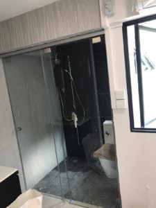 Sliding shower screen